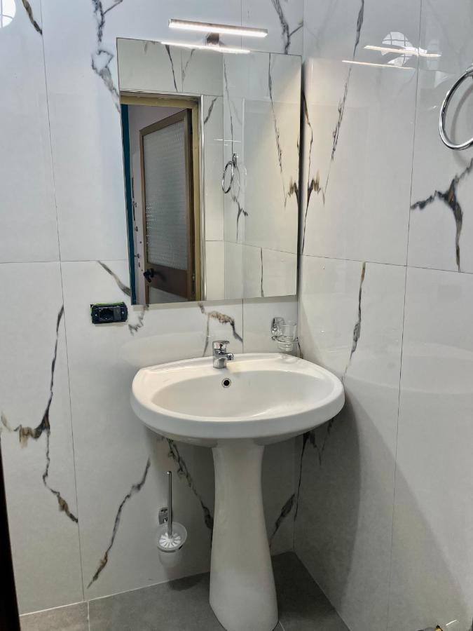 Central Room Private Entry And Bathroom Tirana Exteriör bild