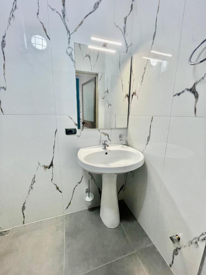 Central Room Private Entry And Bathroom Tirana Exteriör bild